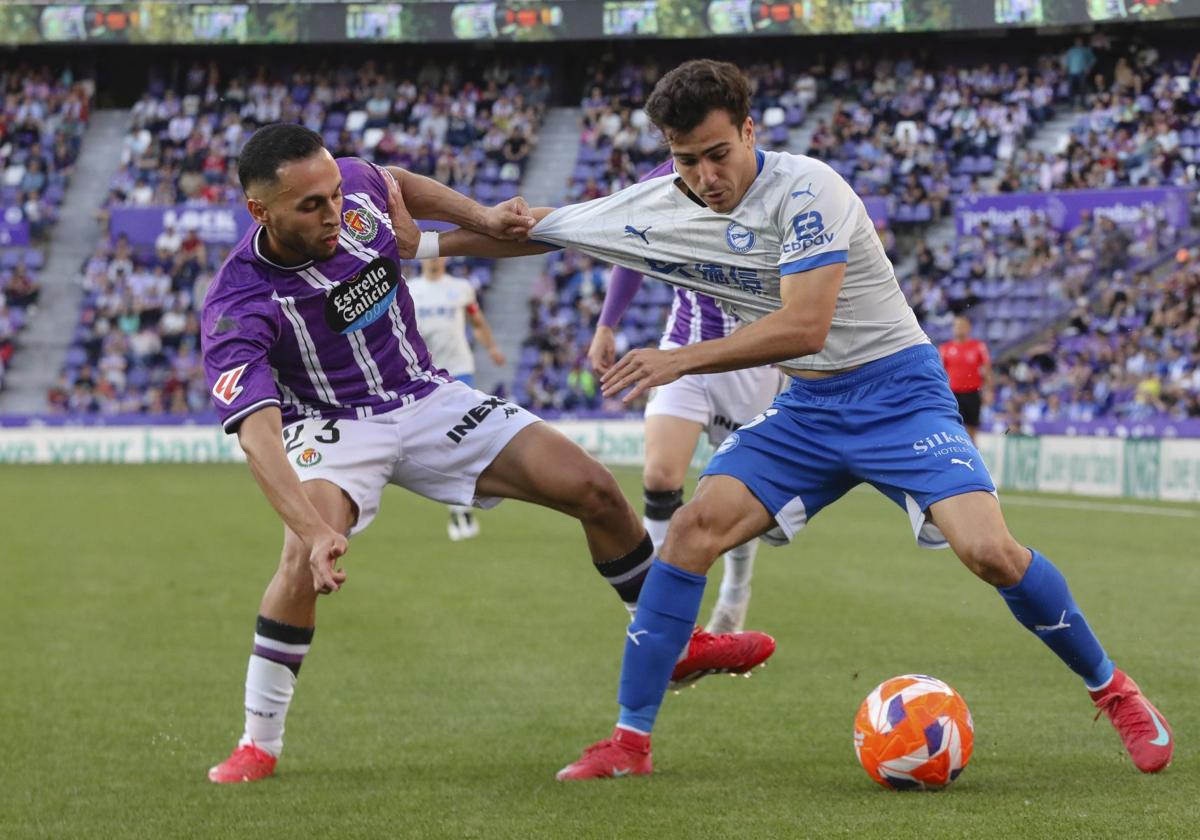 Manu Sánchez, agarrado por Anuar, en el partido de Valladolid en el que el Alavés certificó la salvación.