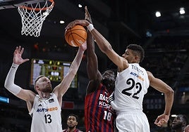 Khalifa Diop recibe el tapón de Tavares durante un choque de la presente temporada.