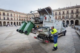 Recogida de residuos en el centro de Vitoria