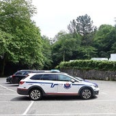 Un agente de la Ertzaintza, esta mañana en el parking de Ulia, lugar donde han ocurrido los hechos investigados.