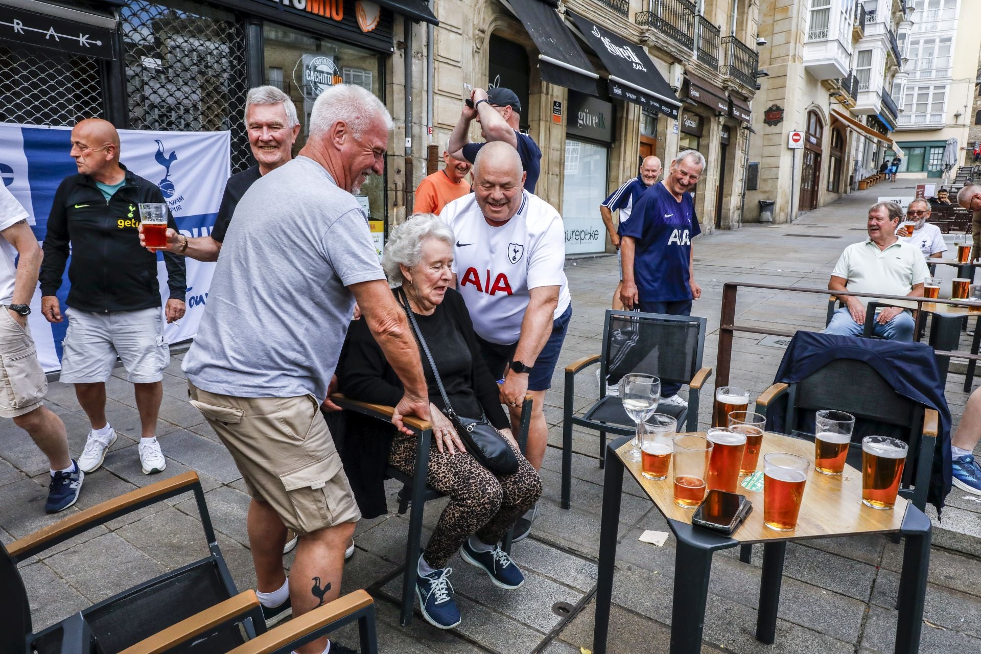Las imágenes de los hinchas ingleses en Vitoria