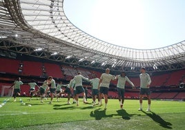 Los jugadores del Tottenham se ejercitan en San Mamés, escenario de la final.