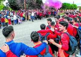 La expedición, junto a la hinchada rojilla.