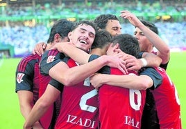 El equipo es una piña y celebró así el primero de los goles del partido.