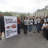 Miembros de GKS, la comparsa Luberri y el Sindicato de Vivienda esta mañana en Bilbao.