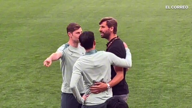 Abrazo entre Llorente y Son antes del entrenamiento del Tottenham