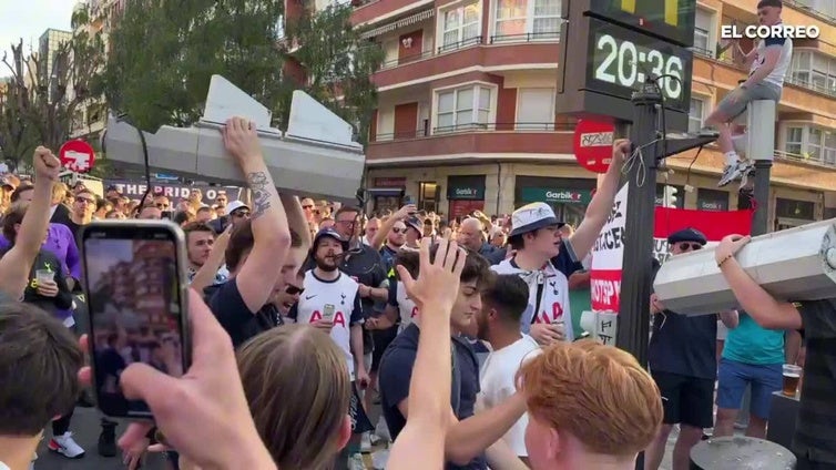 Los aficionados del Tottenham destrozan un semáforo en Pozas