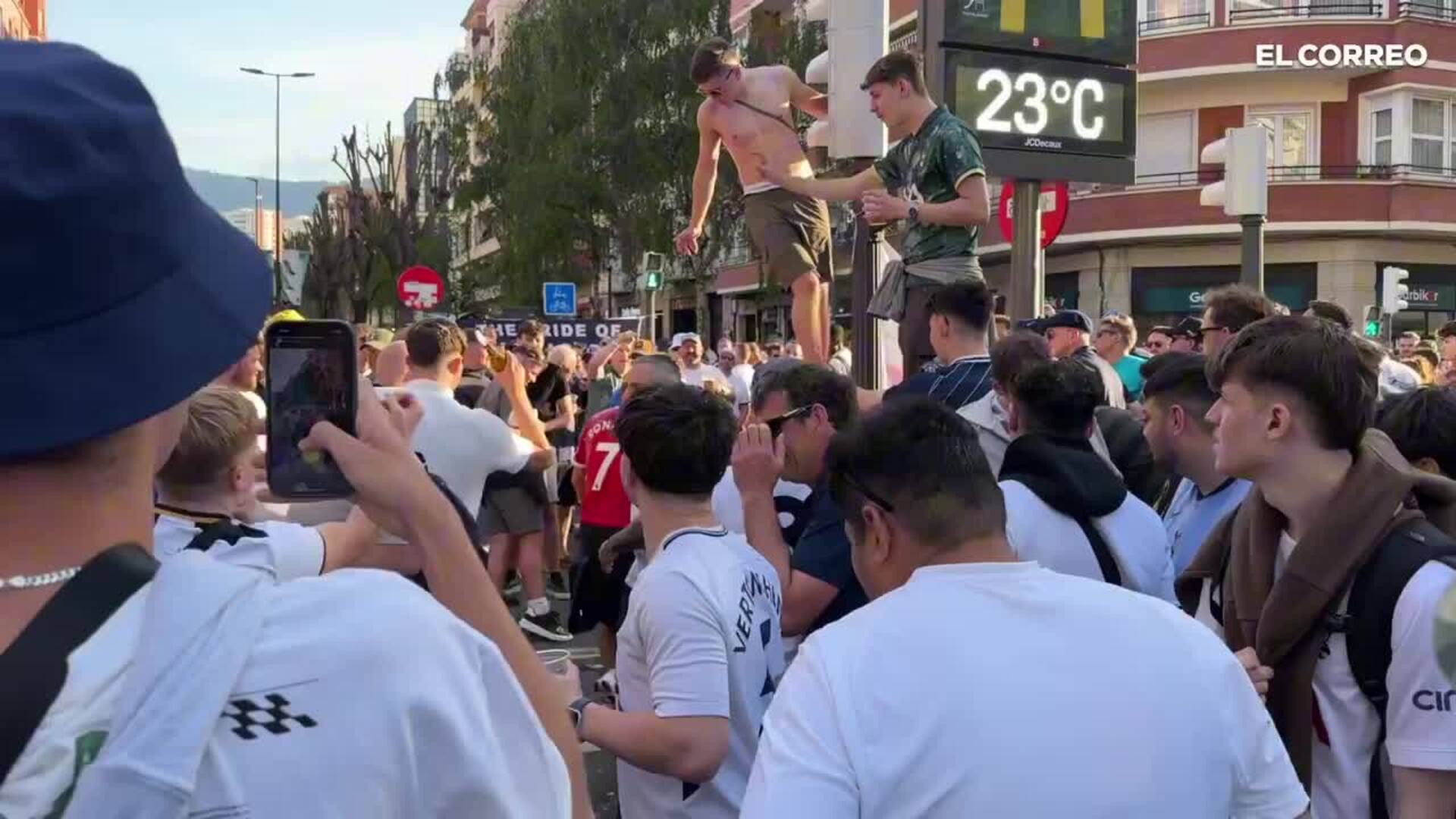 Aficionados del United abucheados y bañados con cerveza