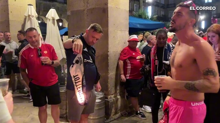Los aficionados del United en la Plaza Nueva queman una bufanda de la final por la parte del Tottenham