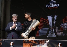Aburto y Aduriz, con la copa de la Europa League en El Arenal.