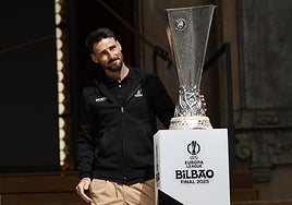 Aritz Aduriz, con la copa de la Europa League.
