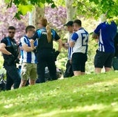 Varios agentes identifican a los aficionados del Alavés tras el incidente.