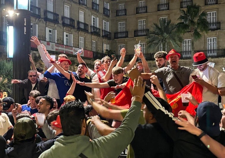 Ambientazo 'red' en la Plaza Nueva