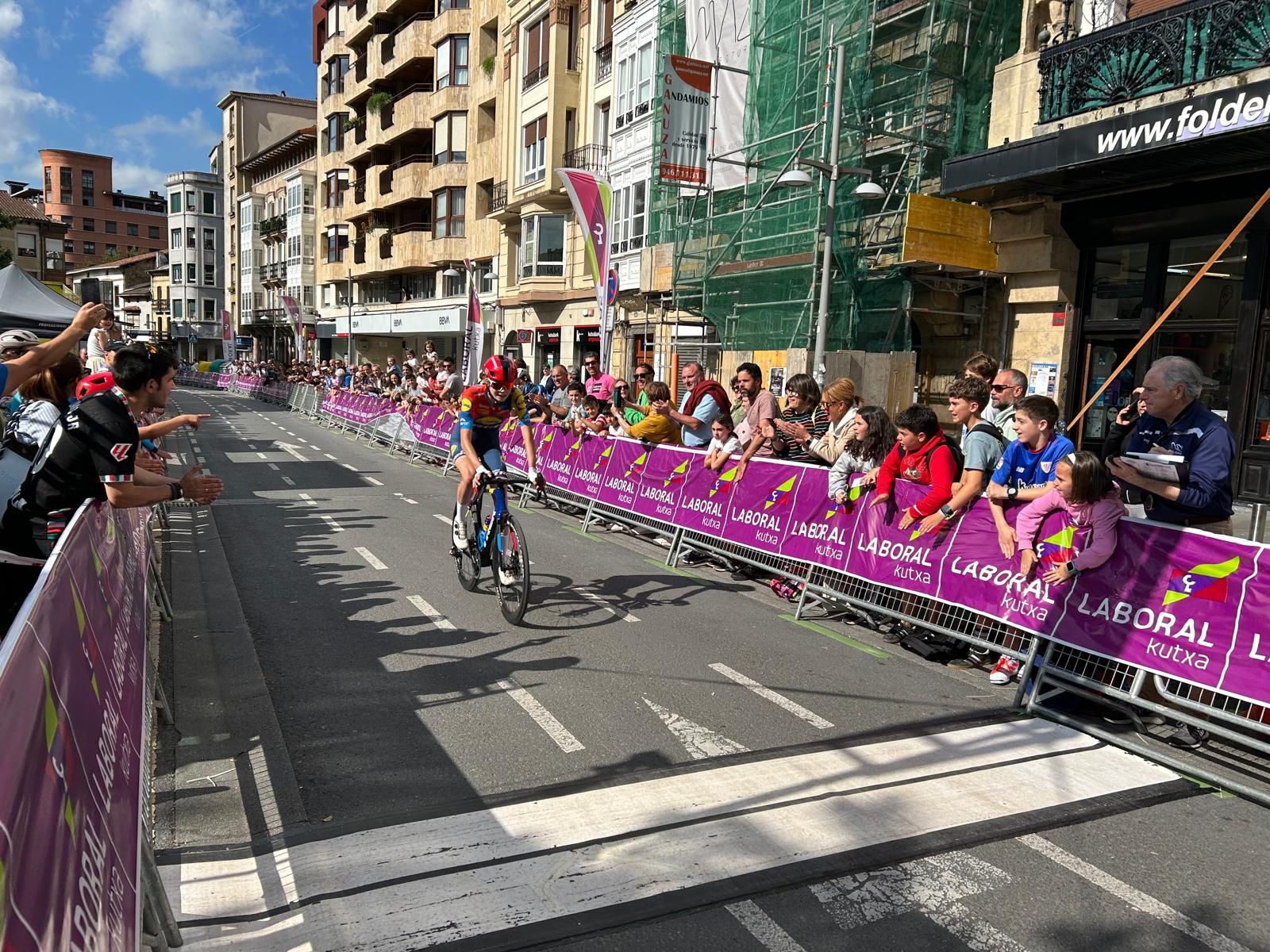 Superó con ventaja la línea de meta, casi sin llegar a celebrarlo.