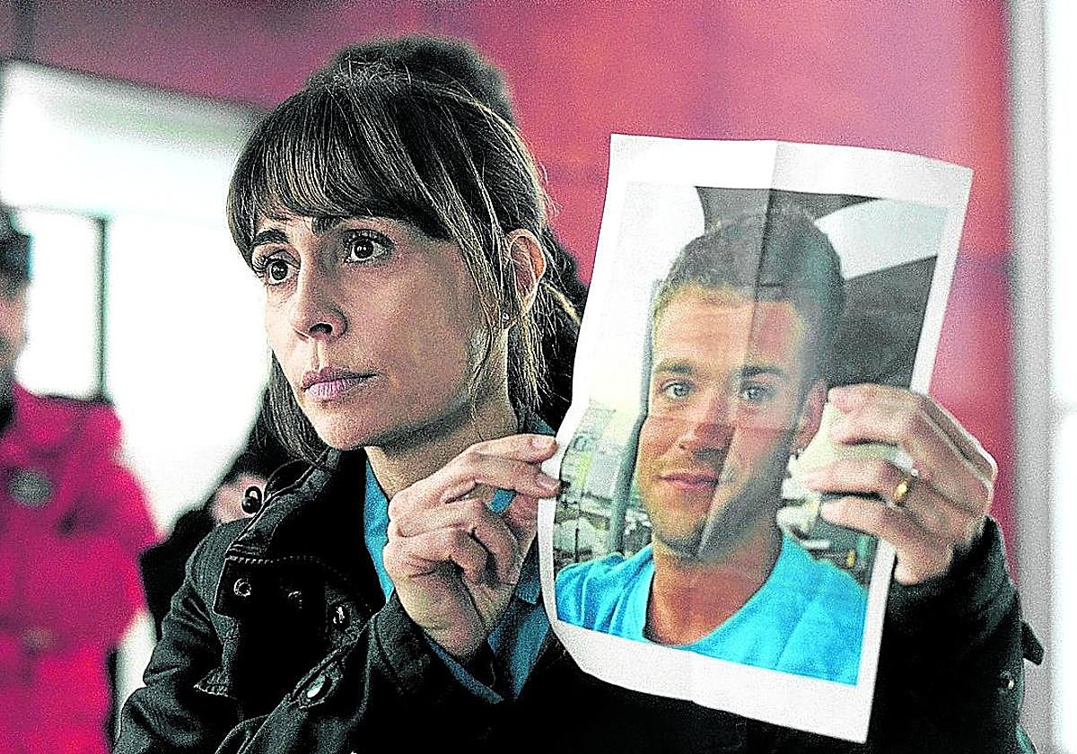 Itziar Atienza interpreta a una policía encargada de encontrar a Jon Agirre, el joven desaparecido.