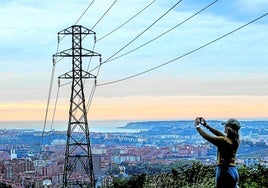 Torre del tendido eléctrico a su paso por el monte Kobetas, en Bilbao.
