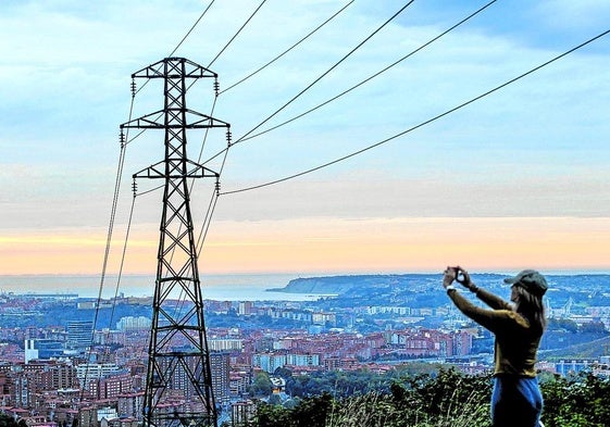 Torre del tendido eléctrico a su paso por el monte Kobetas, en Bilbao.
