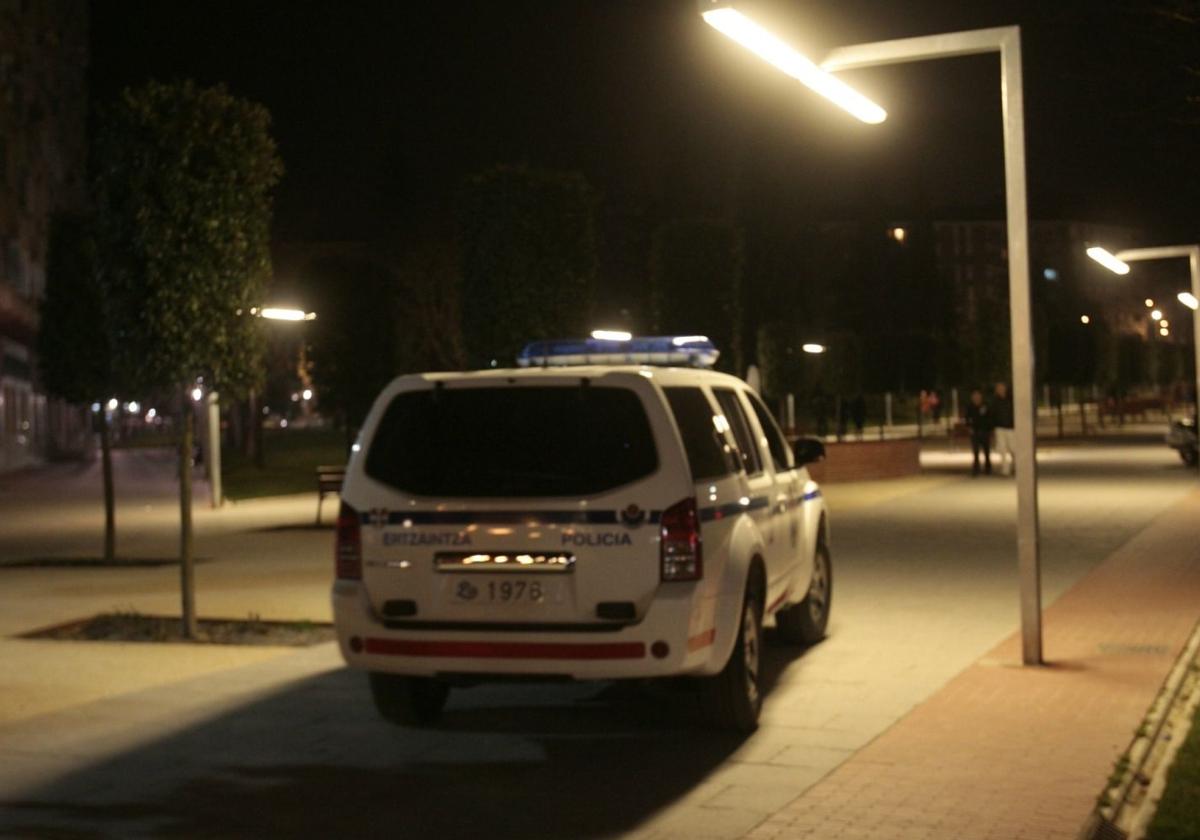 Una patrulla de la Ertzaintza, ajena a la información, en el Parque del Norte.