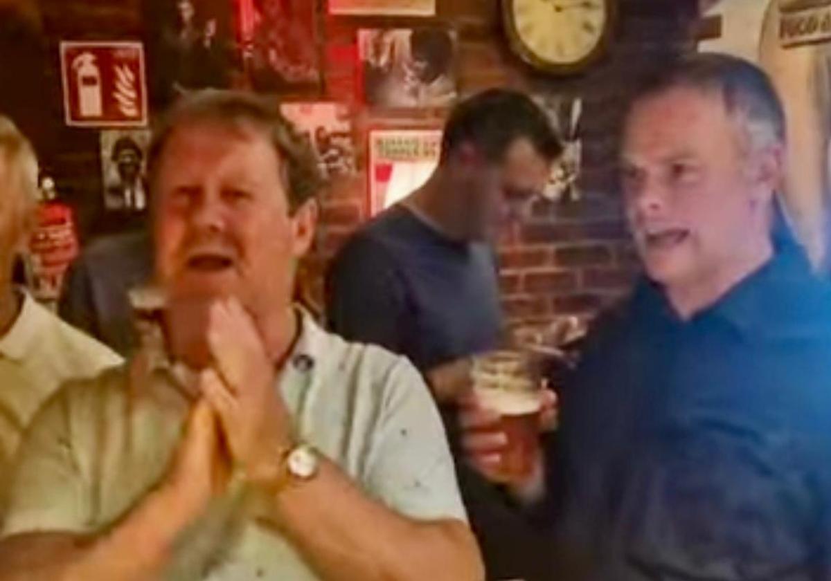 Aficionados ingleses en un bar de Vitoria.
