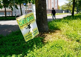 Un jardín de Vitoria con la protesta de Enviser