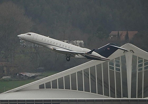 Un jet privado despega de Loiu, en una imagen tomada en 2023.