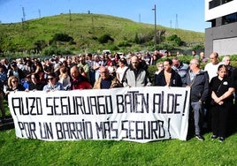 Varias decenas de personas se concentraron a pocos metros del lugar del suceso.