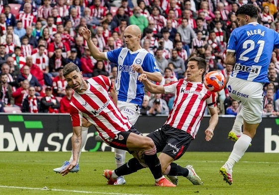Kutxabank ya luce en las camisetas del Athletic, en la que ocupa la parte frontal, y de la Real Sociedad, en la parte posterior baja de la indumentaria.