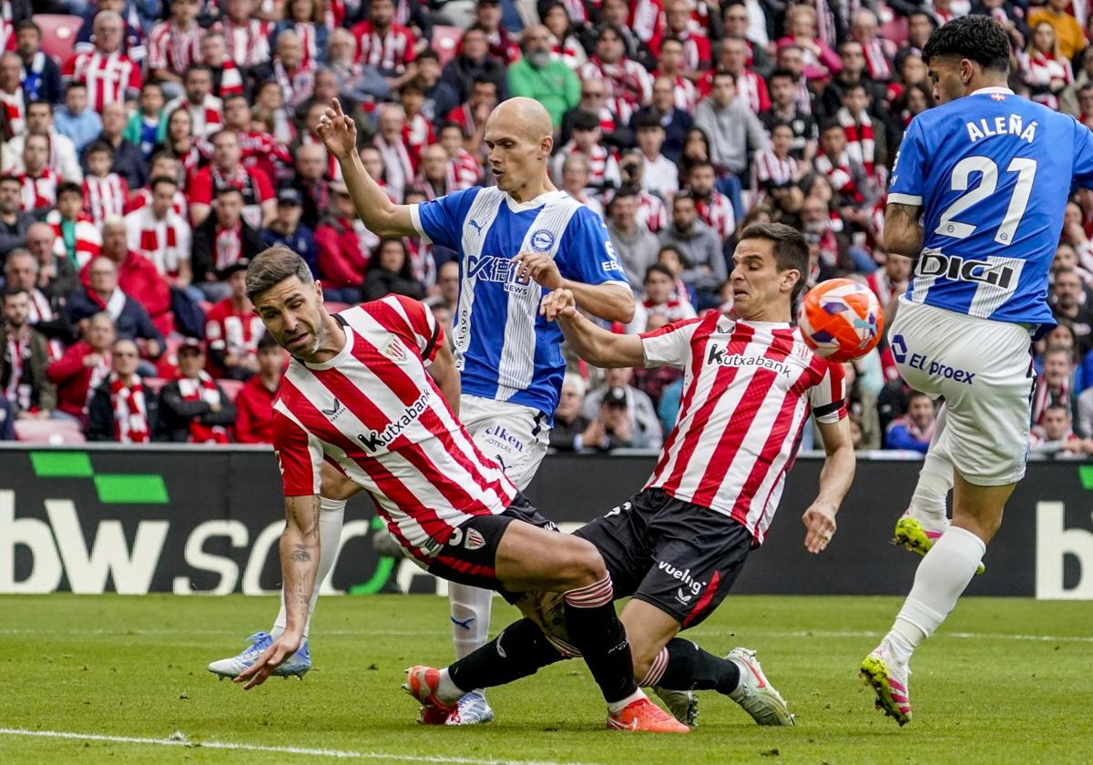 Kutxabank ya luce en las camisetas del Athletic, en la que ocupa la parte frontal, y de la Real Sociedad, en la parte posterior baja de la indumentaria.