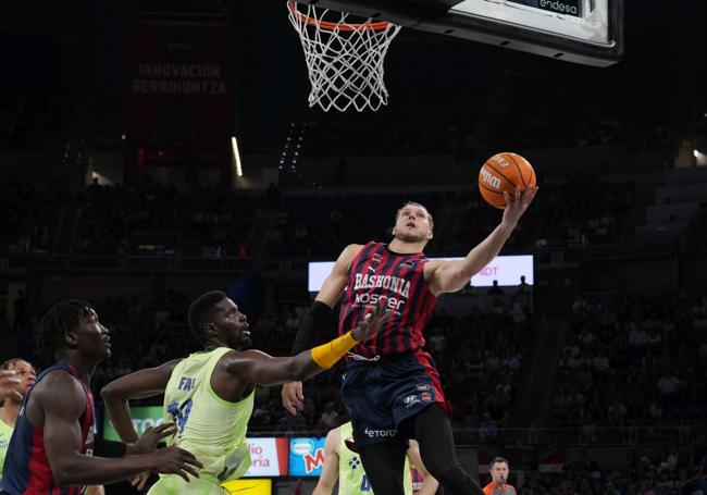 Sedekerskis entra a canasta ante el barcelonista Fall.