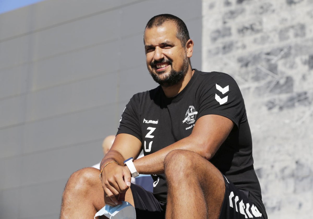 'Haito' vivirá su octava temporada en el banquillo del Zuazo.