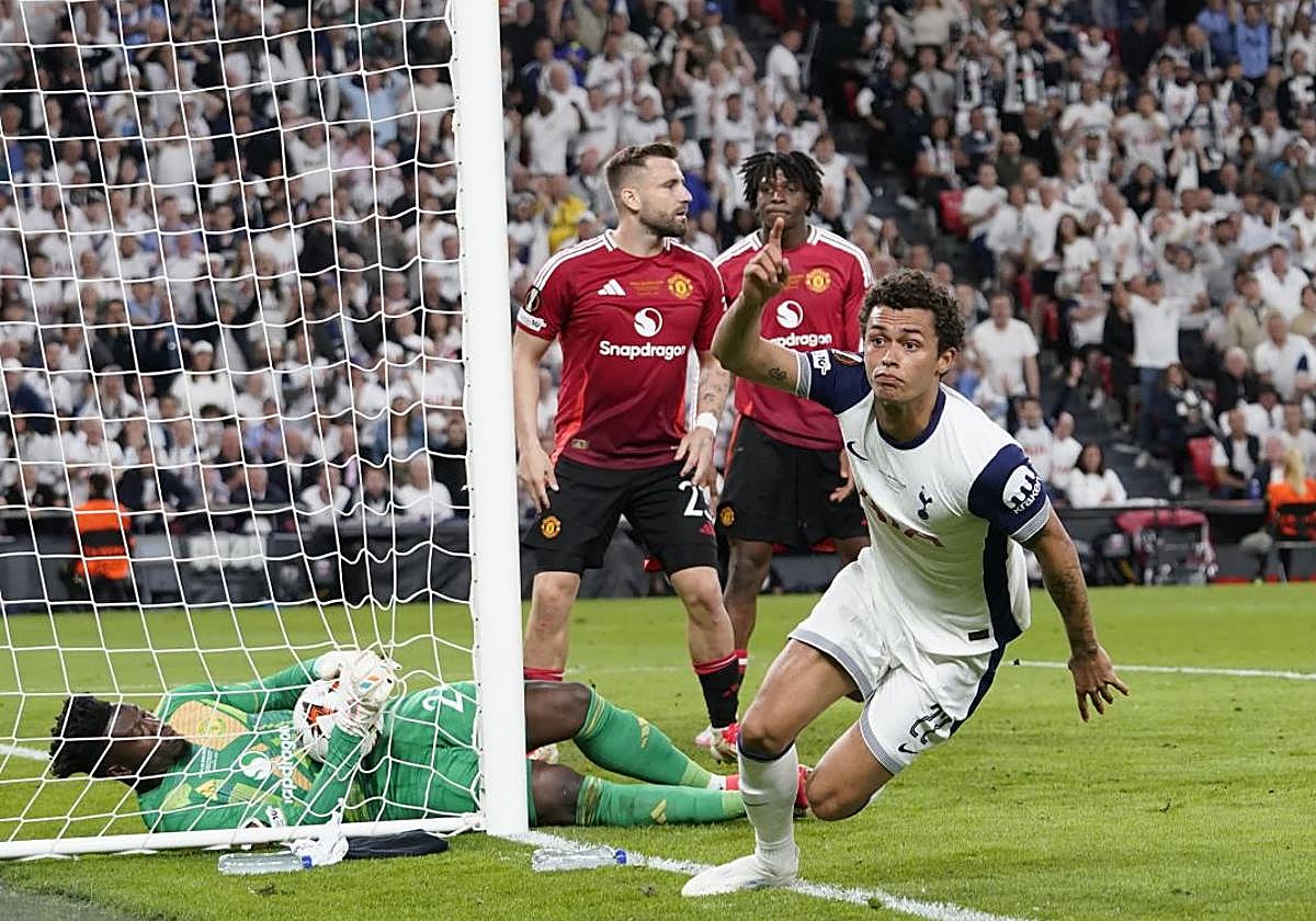 Brennan Johnson marcó el único gol del partido con la colaboración del refensa del United Shaw