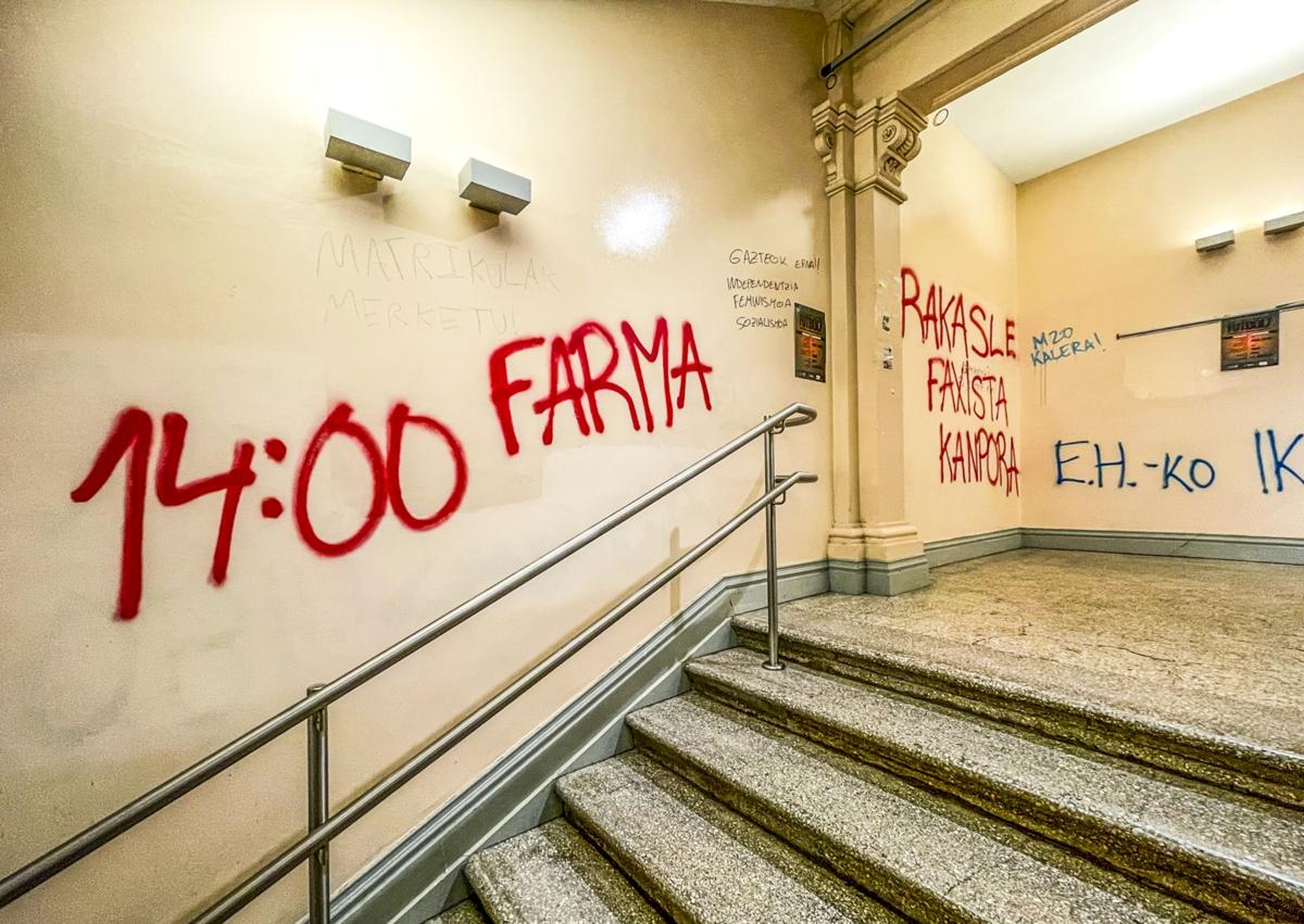 Imagen secundaria 1 - Las pintadas invaden el aulario de la UPV en Vitoria