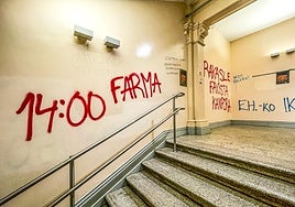 Las escaleras del edificio acumulan pintadas desde hace meses.