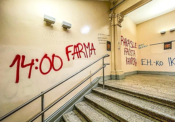 Las escaleras del edificio acumulan pintadas desde hace meses.