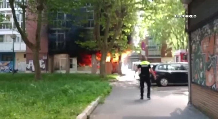 El fuego calcina una lonja okupada en el barrio Zaramaga de Vitoria