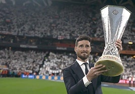 Aduriz muestra el trofeo a las aficiones desde el césped
