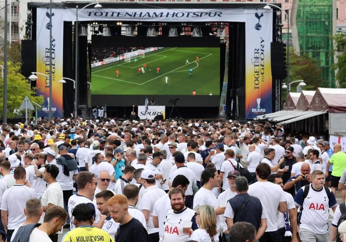 Las mejores imágenes del espectacular ambiente de la final de la Europa League en Bilbao