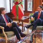 El secretario general del PSE-EE, Eneko Andueza, y el lehendakari, Imanol Pradales, en una reunión en Ajuria Enea.