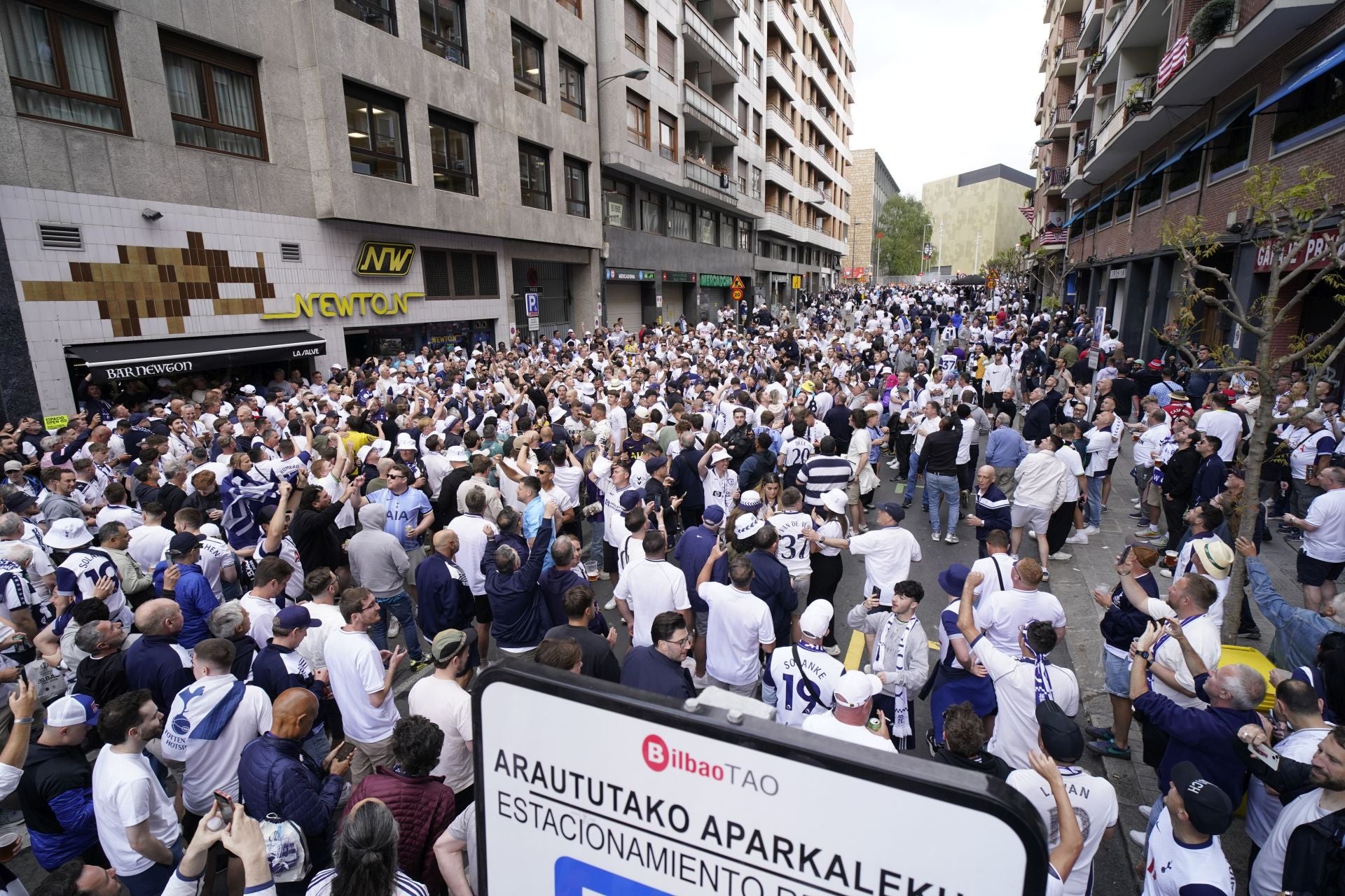 El acceso de los aficionados británicos a San Mamés