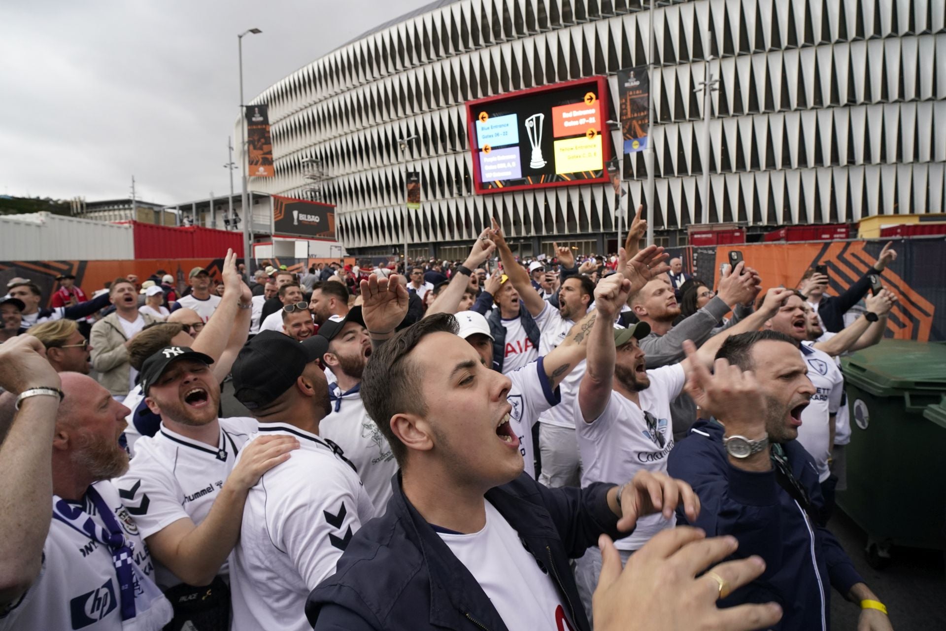 El acceso de los aficionados británicos a San Mamés