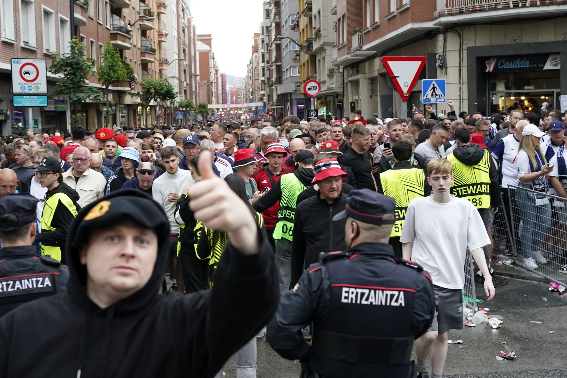 El acceso de los aficionados británicos a San Mamés