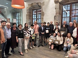 Los premiados en la foto de familia junto a miembros de la asociación y representantes del Ayuntamiento.