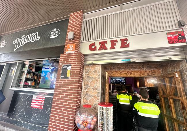 Agentes municipales durante su inspección a los hosteleros.