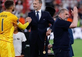 Ceferin, en la entrega de medallas al Tottenham.