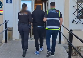 Los agentes escoltan al joven detenido por el asesinato de Denia.