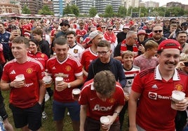 Aficionados entran a la fan zone del Tottenham.