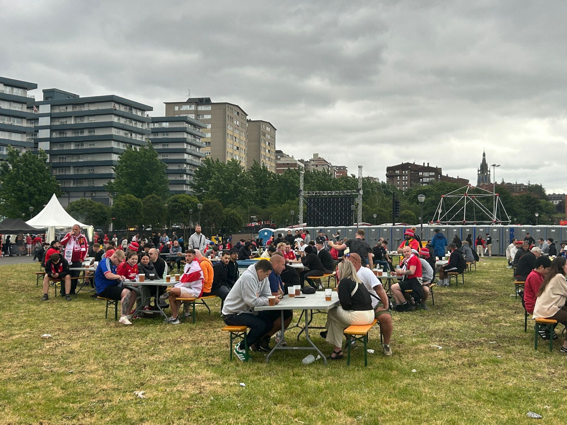 La afición de United se cita en la &#039;fan zone&#039; de Etxebarria