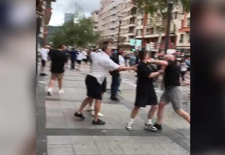 Puñetazos y KO en una pelea multitudinaria en Doctor Areilza