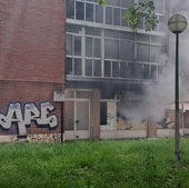 El humo ha llegado hasta los pisos superiores del bloque de viviendas.
