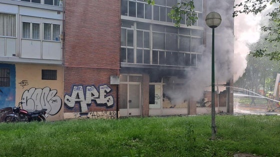 El humo ha llegado hasta los pisos superiores del bloque de viviendas.